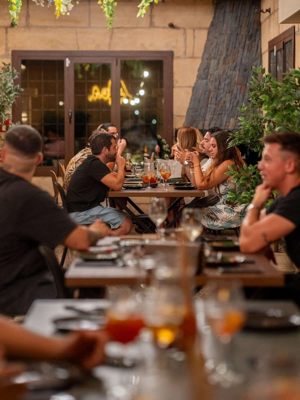 Terraza de ARA. una noche de verano, con las mesas llenas