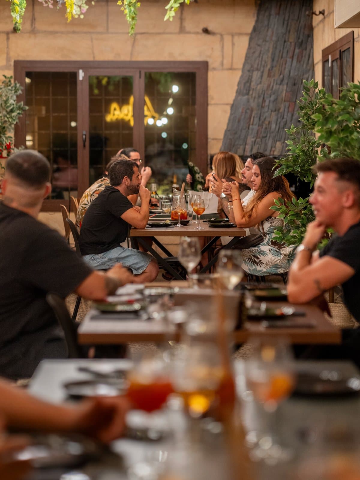 Terraza de ARA. una noche de verano
