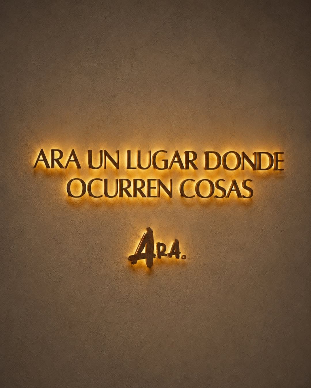 Rótulo iluminado en la pared: ARA, un lugar donde ocurren cosas