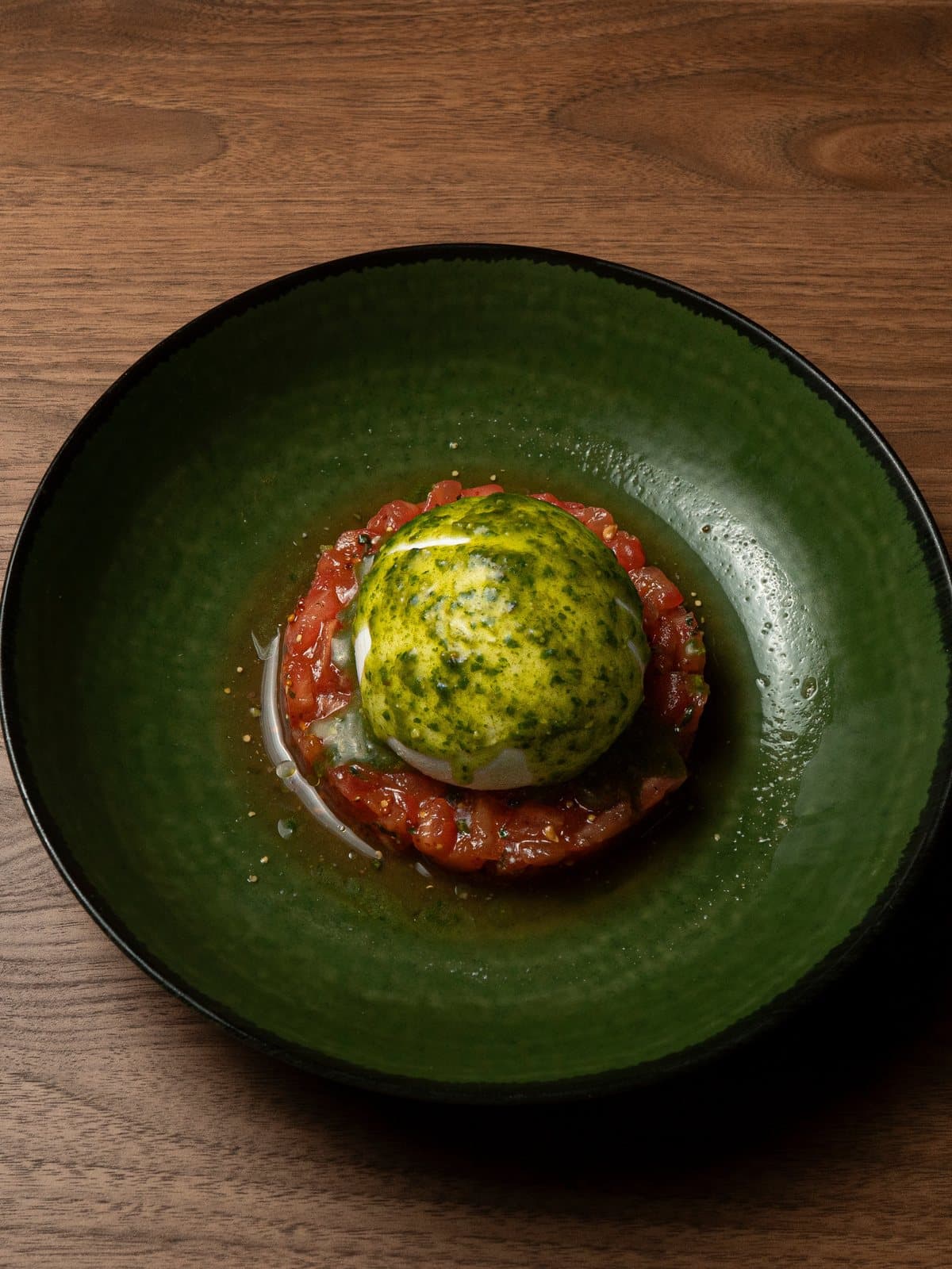 Burrata con tartar de tomate y aceite de albahaca