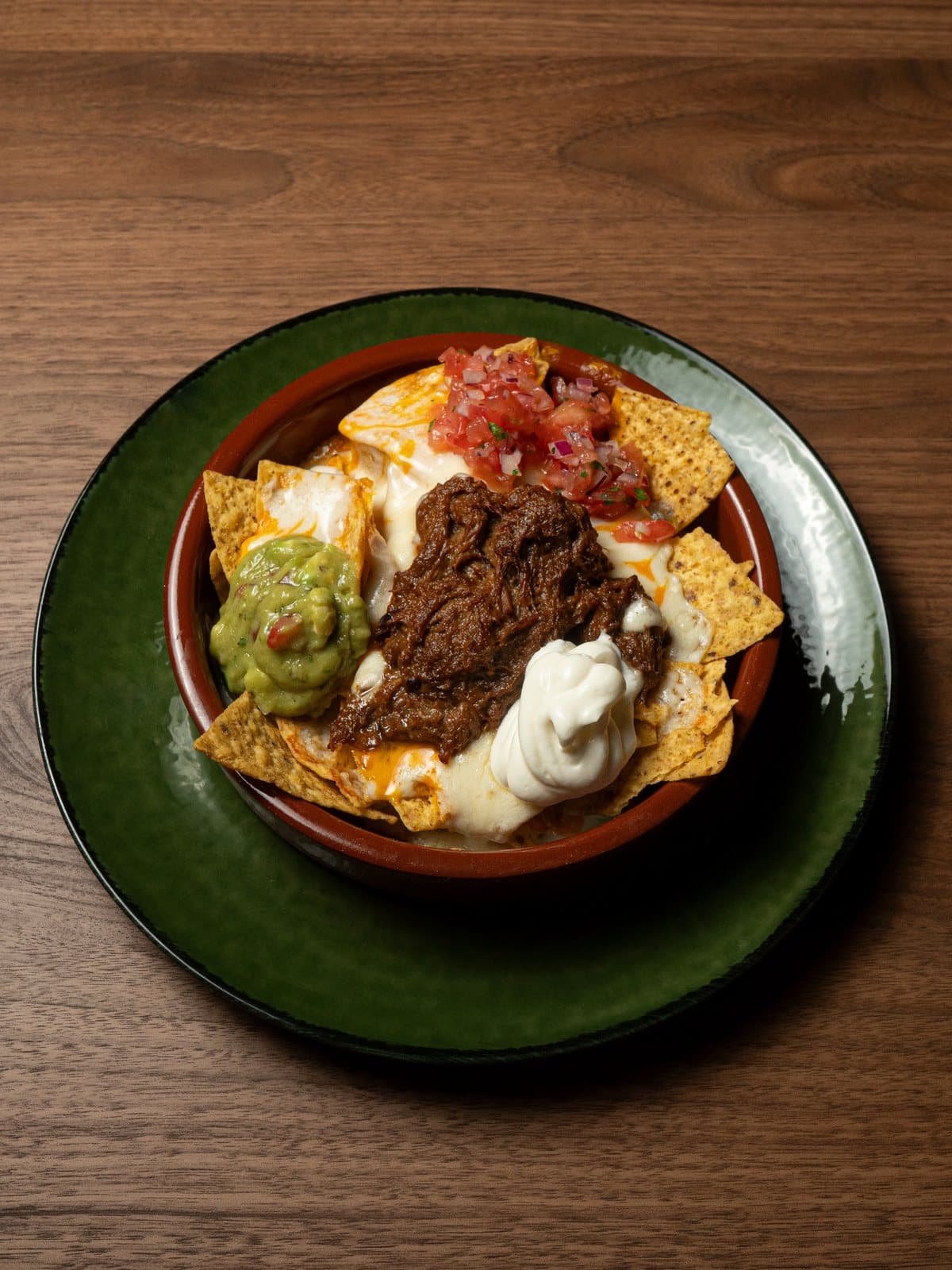 Nachos ARA con guacamole, carne y crema agria